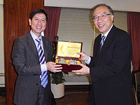 Mr. Huang Shili (left), Director of Ningbo Education Bureau presents a souvenir to Prof. Jack Cheng (right), Pro-Vice-Chancellor of CUHK